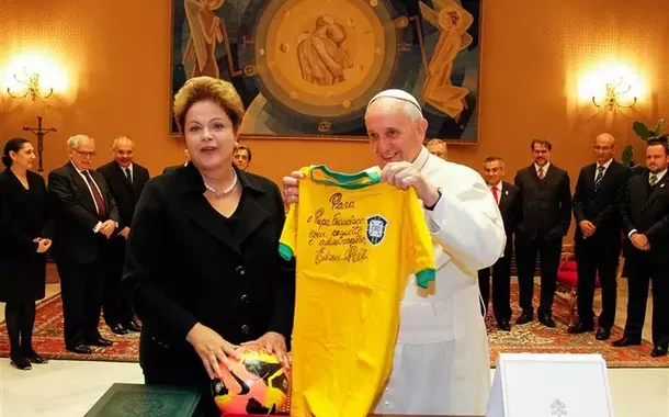 Dilma Rousseff relembra importância política do papa Francisco: "humilde e ousado em seu amor pelos mais frágeis"