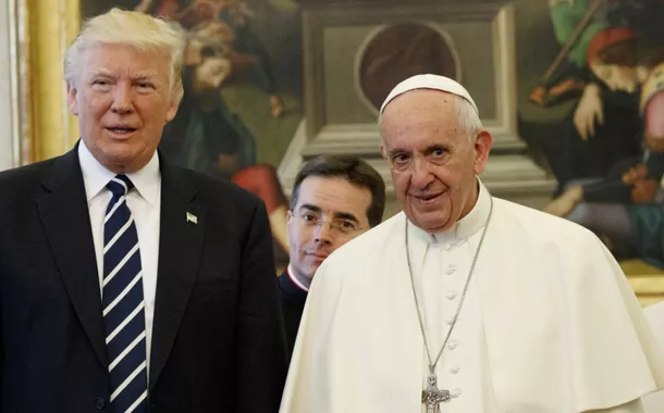 Trump lamenta morte do Papa Francisco, crítico ferrenho de suas políticas migratórias