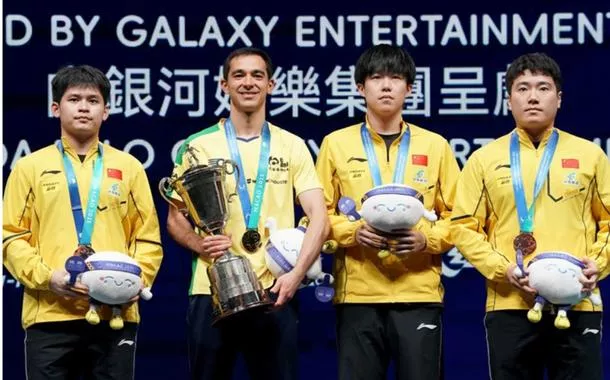 Lin Shidong, Hugo Calderano, Wang Chuqin e Liang Jingkun no pódio da Copa do Mundo de Tênis de Mesa 2025, realizada em Macau