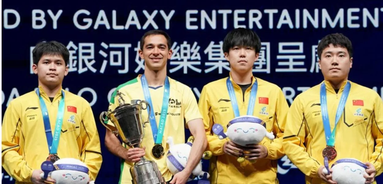 Lin Shidong, Hugo Calderano, Wang Chuqin e Liang Jingkun no pódio da Copa do Mundo de Tênis de Mesa 2025, realizada em Macau