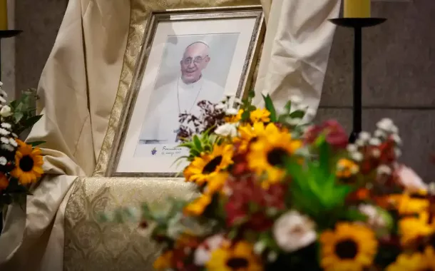 Vaticano confirma morte do papa por AVC e colapso cardiovascular