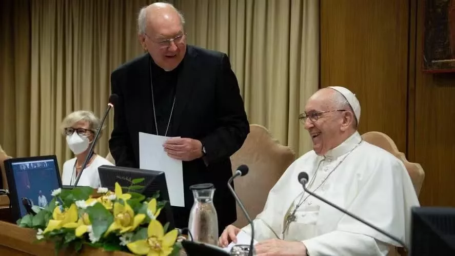Kevin Farrell e Papa Francisco