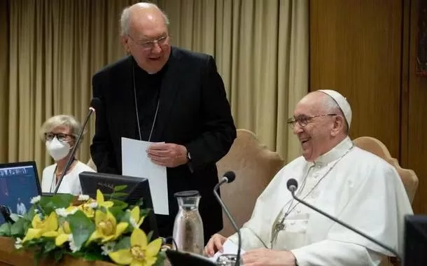 Saiba quem é Kevin Farrell, que assume como líder interino da Igreja Católica