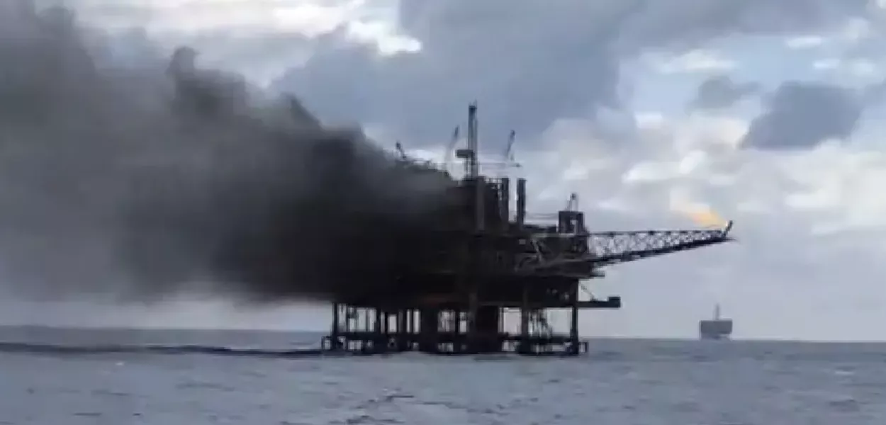 Plataforma de petróleo "PCH-1/Cherne 1" em chamas - Bacia de Campos, a cerca de 130 quilômetros da costa de Macaé, no Rio de Janeiro - 21/04/2025