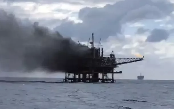 Plataforma de petróleo "PCH-1/Cherne 1" em chamas - Bacia de Campos, a cerca de 130 quilômetros da costa de Macaé, no Rio de Janeiro - 21/04/2025