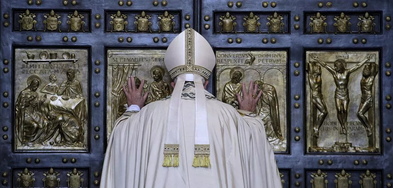 Papa Francisco abre a Porta Santa para marcar a abertura do Ano Santo Católico, ou Jubileu, na Basílica de São Pedro, no Vaticano - 08/12/2012