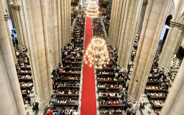 Fiéis lotam Catedral da Sé em missa para homenagear Papa Francisco