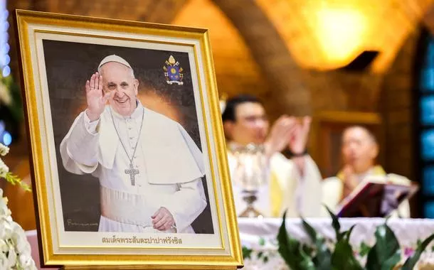 Uma foto do Papa Francisco é mantida em exibição durante uma missa, após seu falecimento ser anunciado pelo Vaticano, na Igreja Católica de São Luís, em Bangcoc, Tailândia - 21/04/2025