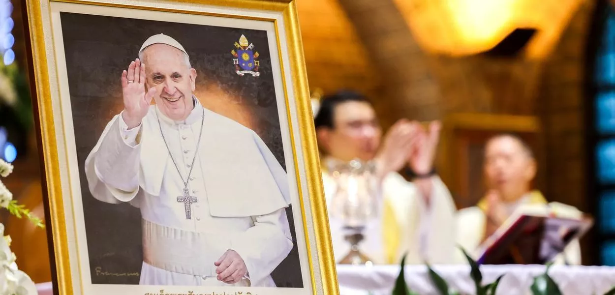 Uma foto do Papa Francisco é mantida em exibição durante uma missa, após seu falecimento ser anunciado pelo Vaticano, na Igreja Católica de São Luís, em Bangcoc, Tailândia - 21/04/2025