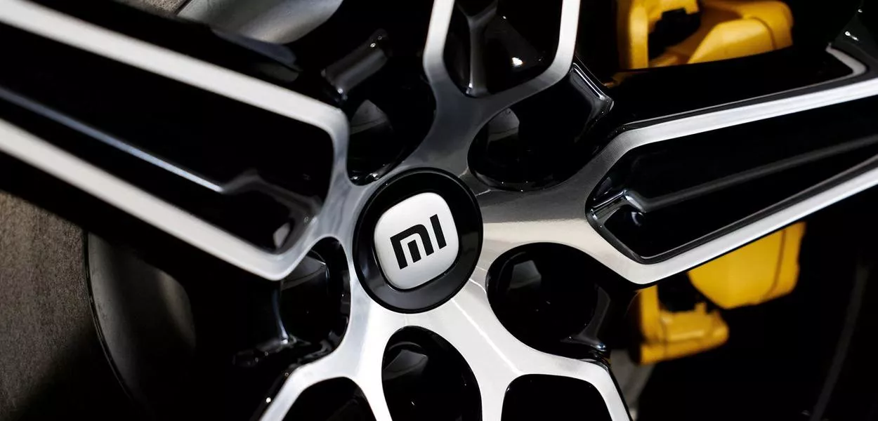 Logo da Xiaomi em veículo SU7 em loja de Pequim, na China - 25/03/2024