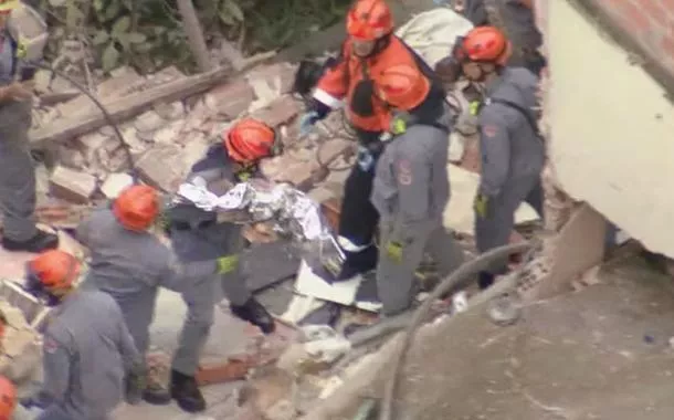 Bombeiros fazem o resgate das vítimas 