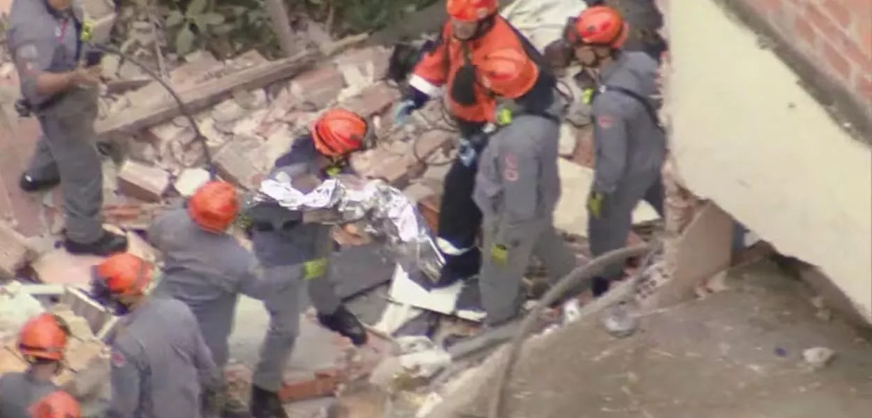 Bombeiros fazem o resgate das vítimas