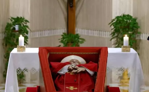 A Santa Sé anunciou que o funeral do Papa Francisco, que faleceu na última segunda-feira aos 88 anos, ocorrerá no próximo sábado (26)