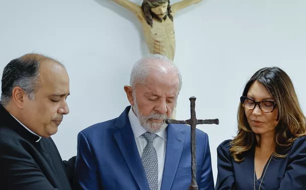 Em dia de luto, Lula recebe cruz da primeira missa realizada no Brasil, de 1500