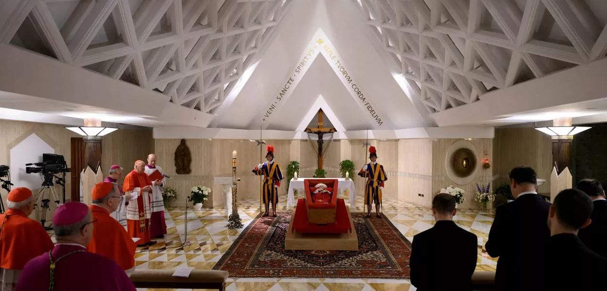 Corpo do Papa Francisco em caixão aberto na residência de Santa Marta, no Vaticano - 21/04/2025