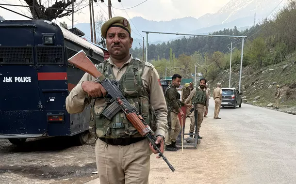Policiais indianos pem um posto de controle após um suposto ataque militante, perto de Pahalgam, no distrito de Anantnag, no sul da Caxemira - 22 de abril de 2025