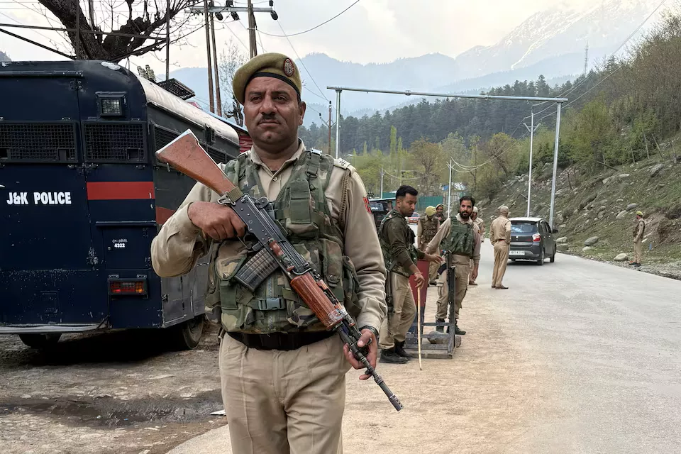Policiais indianos pem um posto de controle após um suposto ataque militante, perto de Pahalgam, no distrito de Anantnag, no sul da Caxemira - 22 de abril de 2025