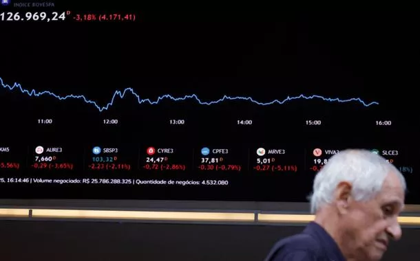 Ibovespa fecha em queda tendo WEG e Embraer em destaque com preocupações sobre tarifa dos EUA