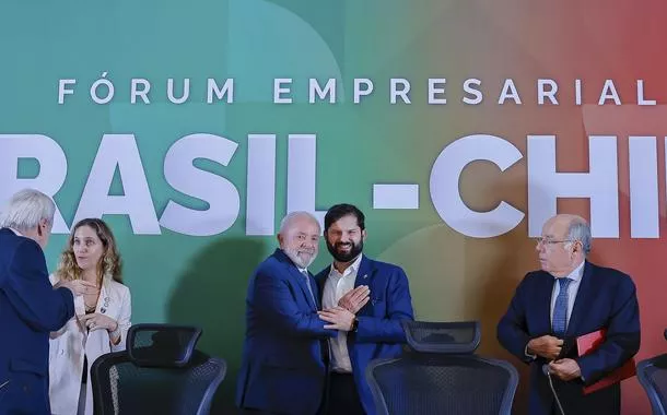 "Brasil e Chile fortalecem parceria com visão de integração e justiça social", afirma Lula em fórum empresarial