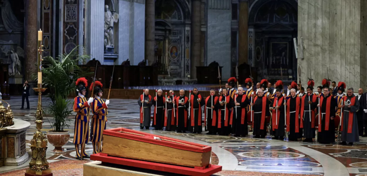 Membros da Guarda Suíça ao lado do caixão contendo o corpo do Papa Francisco, no dia do translado de seu corpo, na Basílica de São Pedro, no Vaticano, em 23 de abril de 2025