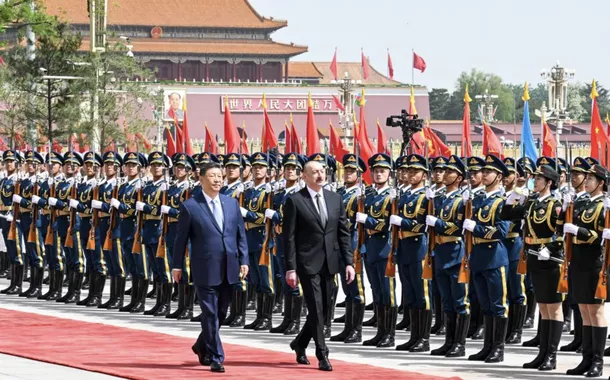 O presidente chinês, Xi Jinping, realiza uma cerimônia de boas-vindas ao presidente azerbaijano, Ilham Aliyev, na praça em frente ao portão leste do Grande Salão do Povo, antes de suas conversas em Pequim, capital da China, em 23 de abril de 2025. Xi conversou com Aliyev, que está em visita de Estado à China, em Pequim nesta quarta-feira (23/04/2025)