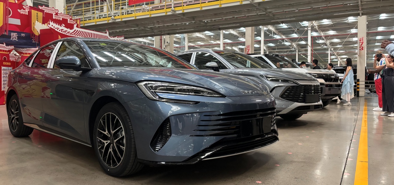 Exposição de modelos prontos da BYD na fábrica de Zhengzhou, na província de Henan, na China