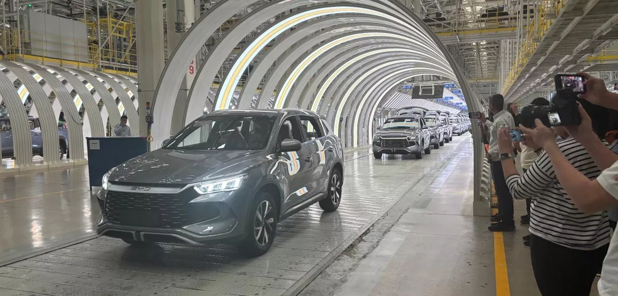 Linha de montagem da BYD em Zhengzhou, na província de Henan, na China