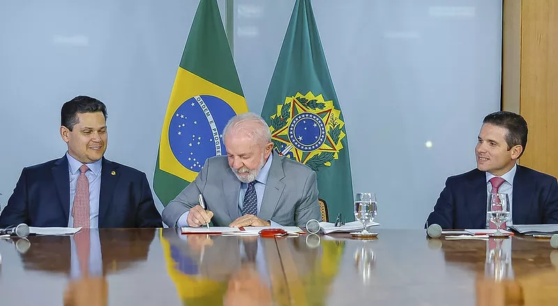 Presidente do Senado, Senador Davi Alcolumbre, Presidente da República, Luiz Inácio Lula da Silva, Presidente da Câmara, Hugo Motta durante Entrega da PEC da Segurança Pública
