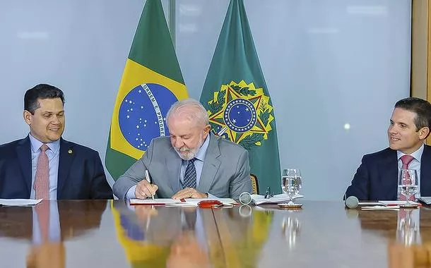 Presidente do Senado, Senador Davi Alcolumbre, Presidente da República, Luiz Inácio Lula da Silva, Presidente da Câmara, Hugo Motta durante Entrega da PEC da Segurança Pública