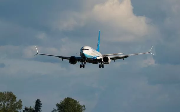 Boeing 737 MAX 8 , inicialmente destinado a uma companhia aérea chinesa, retorna para sede da Boeing em Seattle - 22/04/2025
