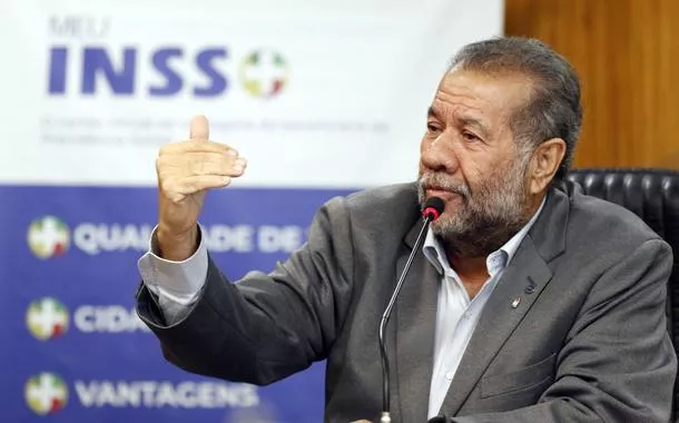 O ministro da Previdência Social, Carlos Lupi fala durante lançamento do cartão Meu INSS Vale+ em Brasília - DF -  28/11/2024 