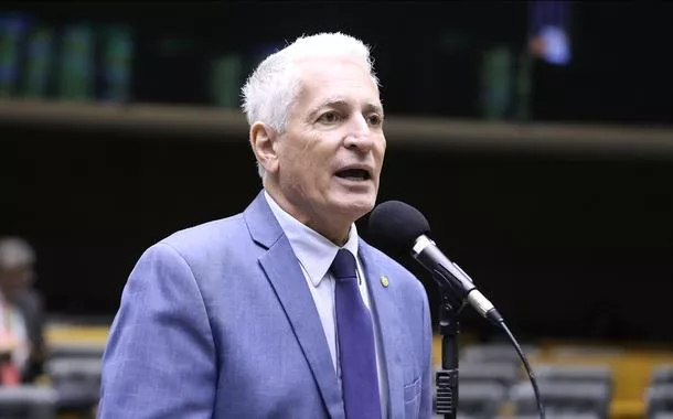 Após fuga de Zambelli, Rogério Correia questiona: “seguirá recebendo seu salário da Câmara, assim como o Eduardo Bolsonaro?”