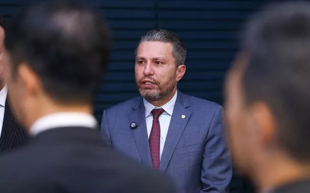 Deputado da bancada do agro cobra reação ao tarifaço de Trump: "ou o Brasil se ajoelha ou enfrenta"