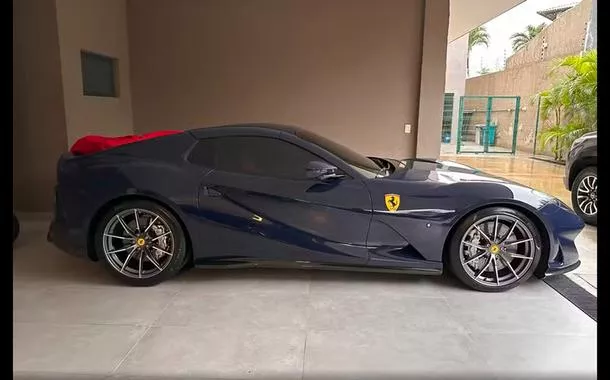 Operação contra fraudes no INSS apreendeu carros de luxo, relógios e obras de arte