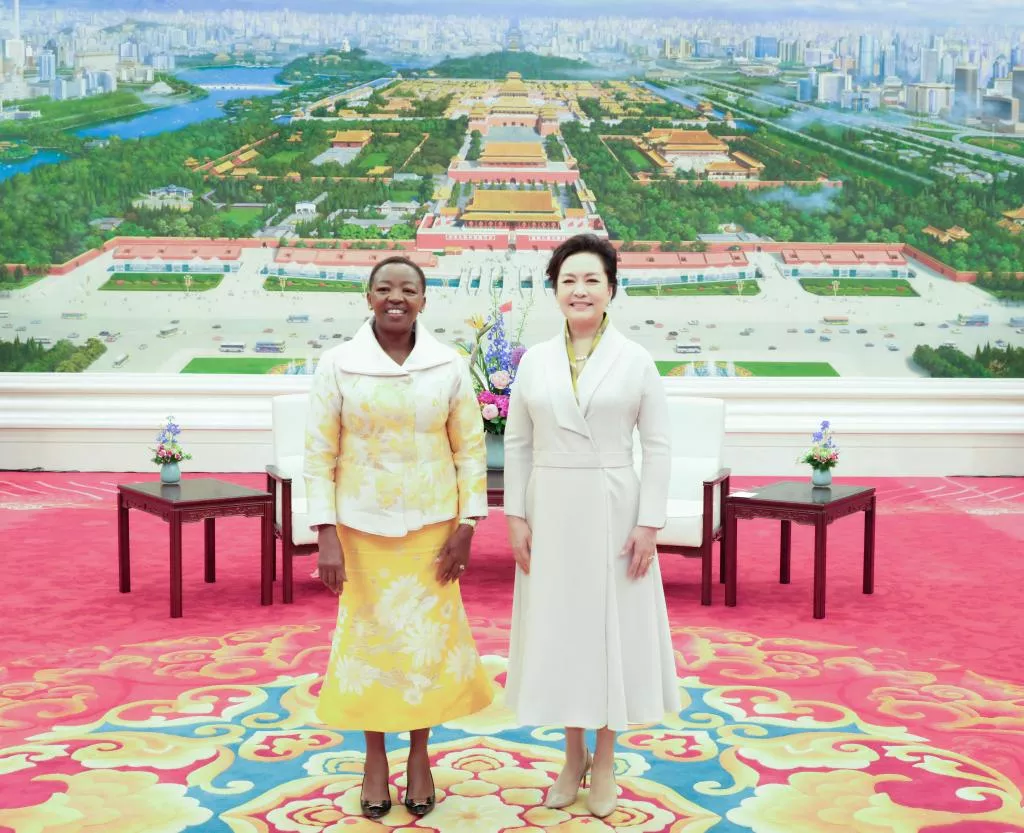 Peng Liyuan conversa durante chá com esposa do presidente do Quênia