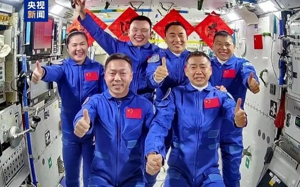 Taikonautas da Shenzhou-20 ingressam na Estação Espacial Chinesa