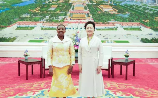 Peng Liyuan conversa durante chá com esposa do presidente do Quênia
