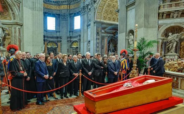 Lula, Dilma e autoridades se despedem de Papa Francisco em cerimônia no Vaticano