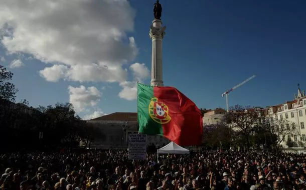 Confrontos em protesto da extrema-direita marcam aniversário da Revolução dos Cravos em Portugal