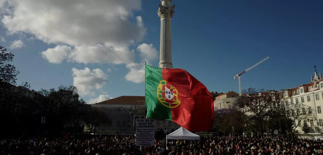 Pessoas se reúnem na Praça do Rossio, em Lisboa, para comemorar o cinquentenário da Revolução dos Cravos em Portugal - 25/04/2024 