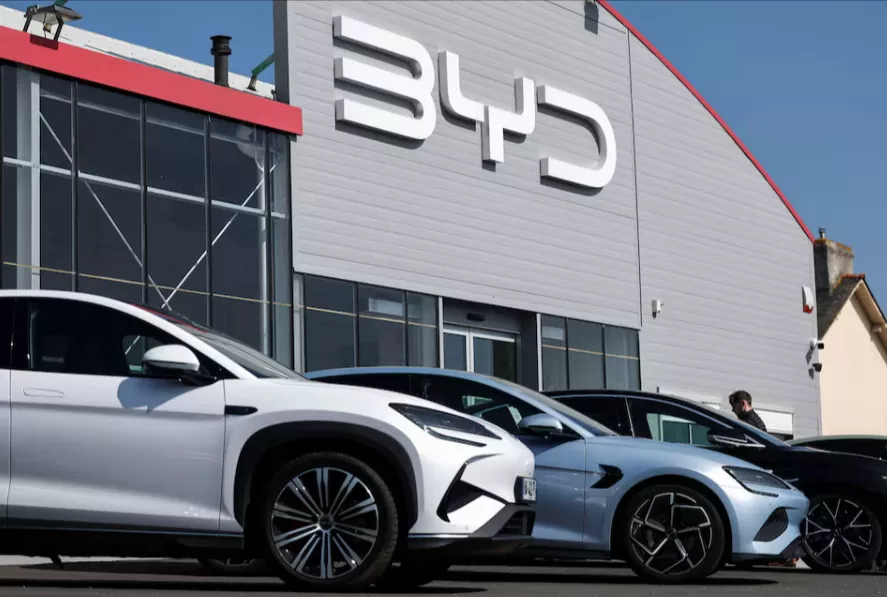 O logotipo da BYD em uma concessionária em Reze, perto de Nantes, França, em 27 de março de 2025