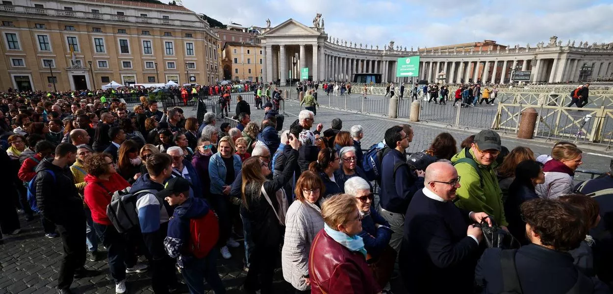 Fiéis fazem fila para entrar na Basílica de São Pedro e prestar homenagem ao papa Francisco - 25/04/2025