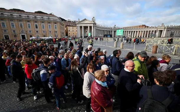 Cerca de 250 mil pessoas prestam últimas homenagens ao Papa Francisco na Basílica de São Pedro