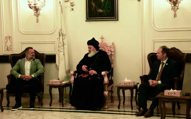 O congressista americano Cory Mills e o congressista Marlin Stutzman encontram-se com o patriarca ortodoxo siríaco Mor Ignatius Aphrem, em Damasco, Síria, em 18 de abril de 2025