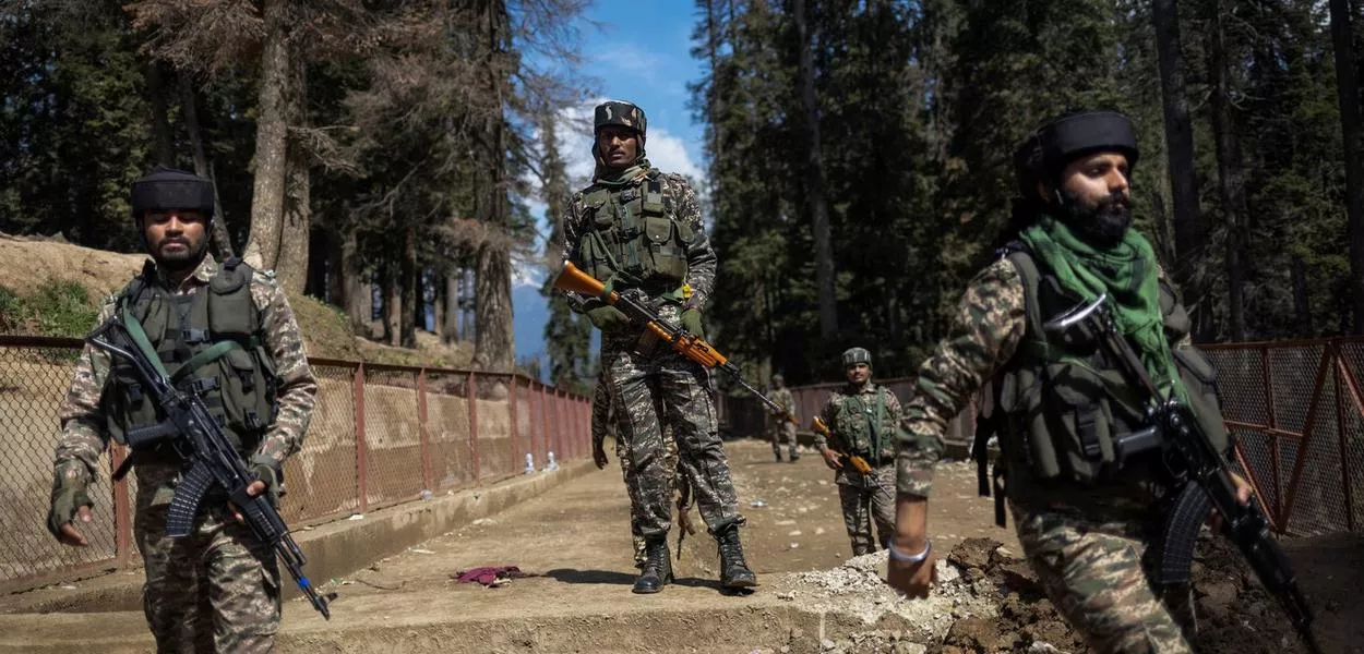 Forças de segurança indianas montam guarda em local de suposto ataque militante contra turistas em Baisaran no sul da Caxemira - 24/04/2025