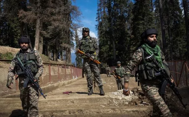 Forças de segurança indianas montam guarda em local de suposto ataque militante contra turistas em Baisaran no sul da Caxemira - 24/04/2025
