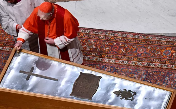 Caixão com corpo do Papa Francisco é fechado no Vaticano