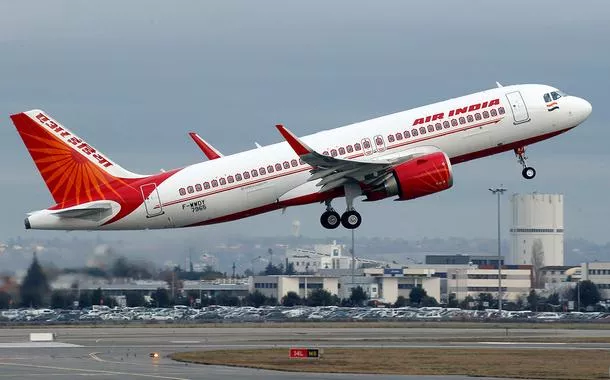 Um avião Airbus A320neo da Air India decola em Colomiers, perto de Toulouse, França