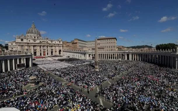 200 mil pessoas estão na Praça de São Pedro para último adeus ao Papa Francisco, diz Vaticano