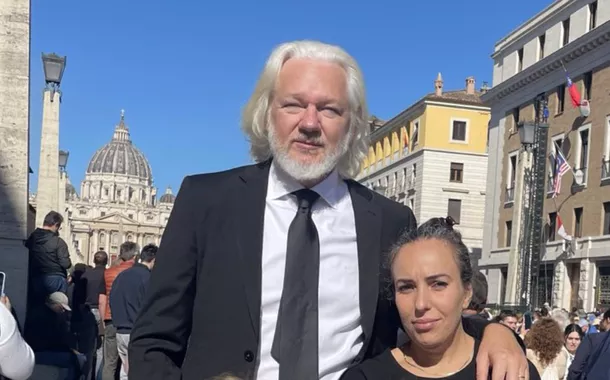 Julian e Stella Assange no Vaticano